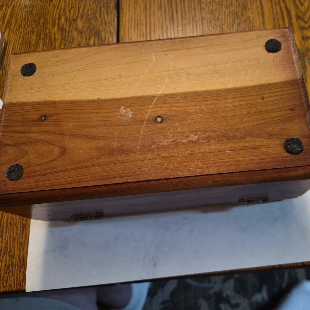 VINTAGE LANE MINI KEEPSAKE CEDAR CHEST Davis furniture butler pa